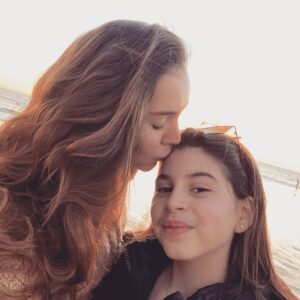 Carolina Mestrovic Instagram - Que tu sonrisa de ángel no se canse de bordar mariposas en tu cara…
Que tu inocencia de seda envuelva por siempre tu esencia…
Que tus ojitos profundos nunca dejen de asombrarse por la magia del mundo…
Que tus labios de rosa siempre aniden la palabra perfecta…
Que tus manitos de princesa tejan mil cien historias de terciopelo…
Que tus sueños de oro tengan alas tan grandes que ninguna tormenta les pueda robar el vuelo…
Que tus pies tornasolados guarden siempre la intuición para guiarte con pasos firmes por los caminos indicados…
Que cada noche las estrellas bajen del cielo y se arropen en tu cama…
Que la luna sabia te tenga como aliada y alumbre tu norte en las noches más extrañas…
Que le enseñes al tiempo que en vez de correr las horas son más bellas bailadas…
Que tu amor brillante sea el arma más fuerte en cualquier batalla…
Y que la niña que eres hoy se aferre a tu alma y atesore tu verdad en un cofrecito de plata…
..Con amor infinito..
Mamá.
FELIZ CUMPLEAÑOS MI VIDA❤️.