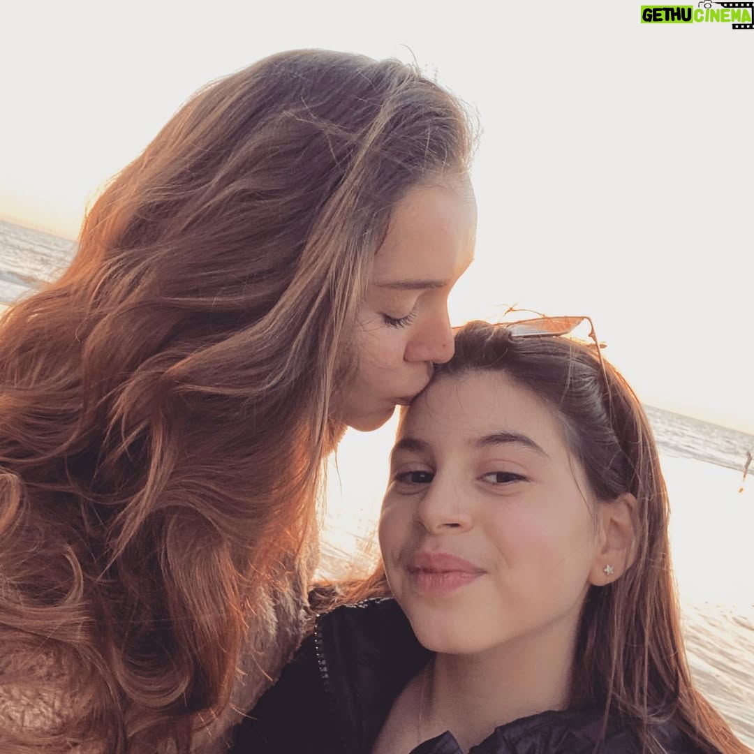 Carolina Mestrovic - 22.8K Likes - Que tu sonrisa de ángel no se canse de bordar mariposas en tu cara… 
Que tu inocencia de seda envuelva por siempre tu esencia…
Que tus ojitos profundos nunca dejen de asombrarse por la magia del mundo…
Que tus labios de rosa siempre aniden la palabra perfecta…
Que tus manitos de princesa tejan mil cien historias de terciopelo…
Que tus sueños de oro tengan alas tan grandes que ninguna tormenta les pueda robar el vuelo…
Que tus pies tornasolados guarden siempre la intuición para guiarte con pasos firmes por los caminos indicados…
Que cada noche las estrellas bajen del cielo y se arropen en tu cama…
Que la luna sabia te tenga como aliada y alumbre tu norte en las noches más extrañas…
Que le enseñes al tiempo que en vez de correr las horas son más bellas bailadas…
Que tu amor brillante sea el arma más fuerte en cualquier batalla…
Y que la niña que eres hoy se aferre a tu alma y atesore tu verdad en un cofrecito de plata…

..Con amor infinito.. 
Mamá.

FELIZ CUMPLEAÑOS MI VIDA❤️.