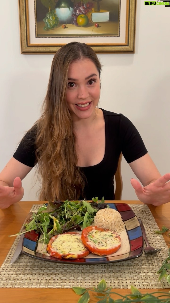 Carolina Mestrovic - 8.9K Likes - TOMATES CREATIVOS!🍅

🔸1 tomate grande
🔸2 huevos
🔸cebolla verde
🔸chile serrano
🔸pimiento verde 
🔸tomillo 
🔸sal
🔸pimienta
🔸queso rallado 

Con cariño!..❤️✨
Caro.

Si te gustó la receta dale like y comparte🥰

#receta #tomate #recipe #simpleysaludable #tomato #vegetables #veggie