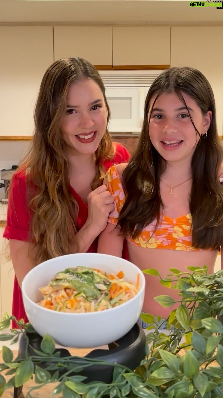 Carolina Mestrovic - 6.9K Likes - ENSALADA DE KANIKAMA!🦀

🥗1 pepino
🥗2 zanahorias 
🥗1 planchita de kanikama
🥗2 cucharadas de mayo
🥗1 cucharadita de soya light 
🥗1 cucharadita de vinagre de arroz 
🥗2 cucharaditas de siracha 
🥗1/2 limón exprimido
🥗semillas de sésamo
🥗1/3 de palta o aguacate para servir

Con cariño!..❤️✨
Caro.

Si te gustó dale like y comparte la receta!🥰

#consaborycorazon #ensalada #kanikama #crab #salad #liviano #healthy #receta
