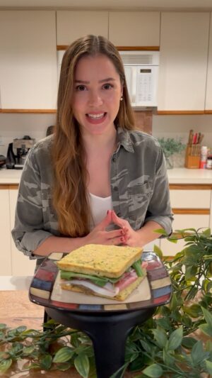 Carolina Mestrovic Instagram - PAN DE ZAPALLITO!
🌱1 zapallito italiano rallado
🌱2 huevos
🌱1 cucharadita de polvo de hornear
🌱1 taza de harina de arroz integral
🌱sal
🌱pimienta
🌱semillas de sésamo
Con cariño!…❤️✨
Caro.
Si te gustó dale like y comparte la receta! 🥰
#zapallito #pan #simpleysaludable #zucchini #bread #healthy #ketofriendly