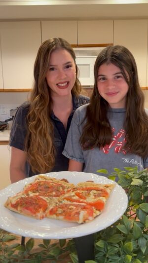 Carolina Mestrovic Instagram - PIZZA LOW CARB!🍕
🍅2 latas de atún
🍅3 huevos
🍅1 cucharada de harina de coco
🍅1 cucharadita de polvo de hornear
🍅sal
🍅pimienta
🍅salsa de tomate
🍅queso mozzarella
🍅orégano
🍅cebolla morada
🍅rodajas de tomate
♨️Horno 200c/400f primero 20min, luego de poner los toppings, otros 10 min.
Con cariño!…❤️✨
Caro.
Si te gustó dale like y comparte la receta!🥰
#consaborycorazon #pizza #ketofriendly #lowcarb #tomate #healthy #mozzarella