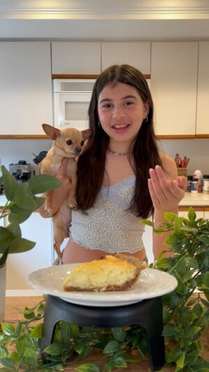 Carolina Mestrovic Instagram - Tarta de cebolla! 🧅
Para la masa integral:
🥧9 cucharadas harina integral
🥧9 cucharadas de agua
🥧1 cucharadita de polvo de hornear
🥧sal
🥧6 cucharadas de aceite de oliva
🥧mix de semillas a gusto
♨️Horno 180c/350f x 10 min antes de agregar relleno.
Para el relleno:
🥧2 cebollas
🥧3 huevos
🥧120g de queso crema
🥧ajo en polvo
🥧cebolla en polvo
🥧sal
🥧pimienta
🥧queso blanco(el que prefieras)
🥧queso mozzarella
♨️Horno 180c/350f x 40min!
Con cariño!..❤️✨
Caro.
Si te gustó dale like y comparte la receta!🥰
#consaborycorazon #receta #tarta #cebolla #queso #integral #healthy #homemade #cheese #family