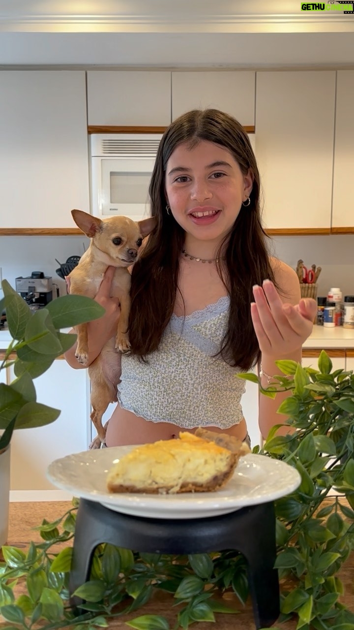 Carolina Mestrovic - 7.6K Likes - Tarta de cebolla! 🧅

Para la masa integral:
🥧9 cucharadas harina integral
🥧9 cucharadas de agua
🥧1 cucharadita de polvo de hornear 
🥧sal 
🥧6 cucharadas de aceite de oliva
🥧mix de semillas a gusto

♨️Horno 180c/350f x 10 min antes de agregar relleno.

Para el relleno:
🥧2 cebollas
🥧3 huevos
🥧120g de queso crema
🥧ajo en polvo
🥧cebolla en polvo
🥧sal
🥧pimienta
🥧queso blanco(el que prefieras)
🥧queso mozzarella 

♨️Horno 180c/350f x 40min!

Con cariño!..❤️✨
Caro.

Si te gustó dale like y comparte la receta!🥰

#consaborycorazon #receta #tarta #cebolla #queso #integral #healthy #homemade #cheese #family