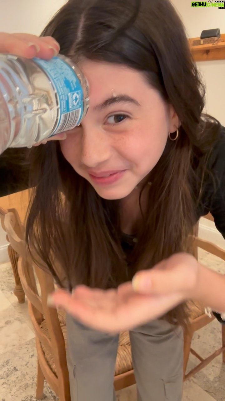 Carolina Mestrovic - 11.7K Likes - CON LAS COSAS QUE SALE JULI CUANDO TIENE EXCESO DE TIEMPO LIBRE EL FIN DE SEMANA…😅😅😂😂 
#broma #hija #family #findesemana #tiempolibre #prank #agua #weekend
