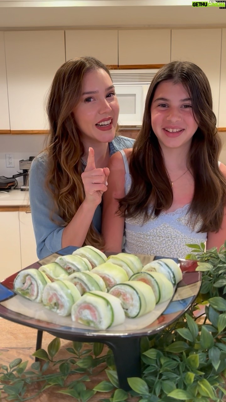 Carolina Mestrovic - 17.4K Likes - SUSHI DE PEPINO!🥒

🍣2 pepinos
🍣1 cajita de queso crema
🍣1 cebollita verde
🍣láminas de salmón ahumado
🍣1 palta o aguacate 
🍣1/3 copa de arroz de sushi
🍣semillas de sésamo

Con cariño!..❤️✨
Caro.

Si te gustó dale like y comparte la receta!🥰

#consaborycorazon #sushi #pepino #salmon #receta #cucumber #healthy