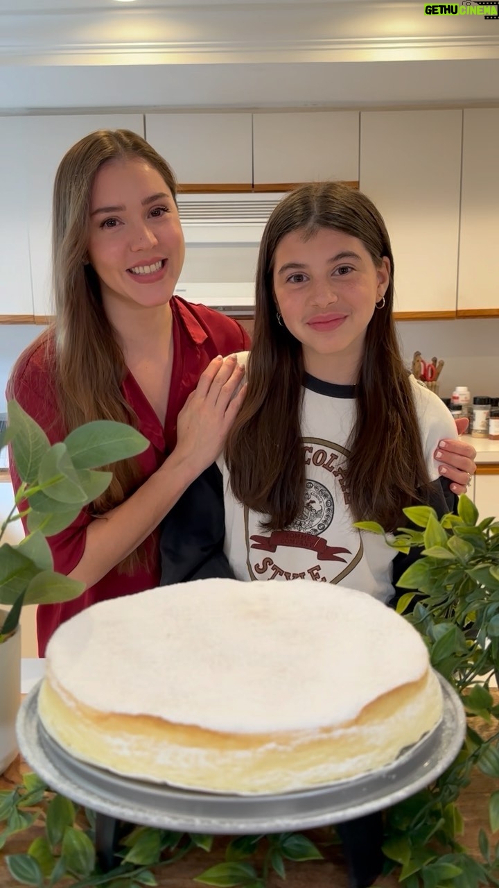 Carolina Mestrovic - 15.5K Likes - Cheesecake nube de limón!🍋
☁️3 claras de huevo
☁️3 yemas de huevo
☁️250g de queso crema
☁️esencia de Vainilla 
☁️1 taza de endulzante
☁️ralladura de 1 limón
☁️jugo de un limón 
☁️40g leche descremada en polvo
☁️endulzante para decorar

♨️Horno a baño maria 165c/330f x 50min!

Con cariño..!❤️✨
Caro.

Si te gustó dale like y comparte la receta!🥰

#consaborycorazon #withlove #cheesecake #limon #ketofriendly #keto #family #lemon #sweet
