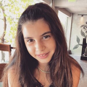Carolina Mestrovic Instagram - Que tu sonrisa de ángel no se canse de bordar mariposas en tu cara…
Que tu inocencia de seda envuelva por siempre tu esencia…
Que tus ojitos profundos nunca dejen de asombrarse por la magia del mundo…
Que tus labios de rosa siempre aniden la palabra perfecta…
Que tus manitos de princesa tejan mil cien historias de terciopelo…
Que tus sueños de oro tengan alas tan grandes que ninguna tormenta les pueda robar el vuelo…
Que tus pies tornasolados guarden siempre la intuición para guiarte con pasos firmes por los caminos indicados…
Que cada noche las estrellas bajen del cielo y se arropen en tu cama…
Que la luna sabia te tenga como aliada y alumbre tu norte en las noches más extrañas…
Que le enseñes al tiempo que en vez de correr las horas son más bellas bailadas…
Que tu amor brillante sea el arma más fuerte en cualquier batalla…
Y que la niña que eres hoy se aferre a tu alma y atesore tu verdad en un cofrecito de plata…
..Con amor infinito..
Mamá.
FELIZ CUMPLEAÑOS MI VIDA❤️.