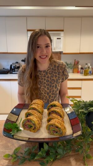 Carolina Mestrovic Instagram - ROLLITOS DE ZANAHORIA!
🥕 2 zanahorias ralladas (le exprimimos el jugo con un trapo)
🥕 2 huevos
🥕 pimienta
🥕 tomillo
🥕 sal
Relleno:
🥕 dos paltas pisadas
🥕 un puñado de rucula fresca
🥕 láminas de jamón serrano
🥕 sal
🥕 pimienta
Con cariño!…❤️✨
Caro.
Si te gustó dale like y comparte la receta!🥰
#receta #simpleysaludable #zanahoria #recipe #healthy #carrot