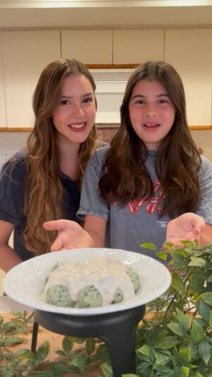 Carolina Mestrovic Instagram - MALFATIS DE RICOTTA Y ESPINACA!
🥬500 g de ricotta fresca
🥬1/2 taza de queso rallado (parmesano)
🥬sal
🥬pimienta
🥬nuez moscada
🥬1 huevo
🥬1 taza de espinacas hervidas
🥬1/2 taza de harina integral
Con cariño!..❤️✨
Caro.
Si te gustó dale like y comparte la receta!🥰
#consaborycorazon #malfatis #ricotta #espinaca #simpleysaludable #receta #spinach #healthy #recipe