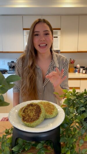 Carolina Mestrovic Instagram - Hamburguesas de brócoli!
🥦2 atados de brócoli
🥦4 cucharadas de queso parmesano
🥦4 cucharadas de avena
🥦1 huevo
🥦sal
🥦pimienta
🥦ajo en polvo
🥦queso mozzarella
♨️Fuego medio al sartén 5 min por lado!
Con cariño!..❤️✨
Caro.
Si te gustó dale like y comparte la receta!🥰
#consaborycorazon #receta #brocoli #hamburguesas #healthy #family #withlove #mozzarella