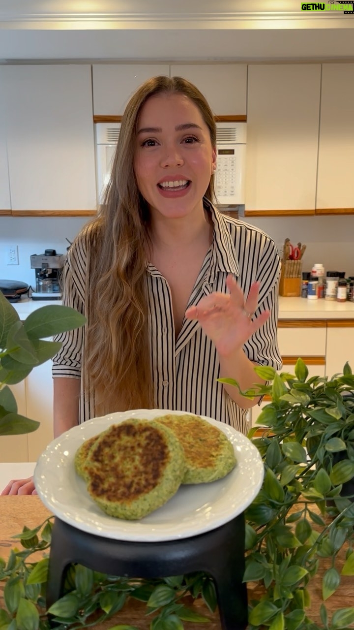 Carolina Mestrovic - 13.9K Likes - Hamburguesas de brócoli!

🥦2 atados de brócoli 
🥦4 cucharadas de queso parmesano
🥦4 cucharadas de avena
🥦1 huevo
🥦sal 
🥦pimienta
🥦ajo en polvo
🥦queso mozzarella 

♨️Fuego medio al sartén 5 min por lado!

Con cariño!..❤️✨
Caro.

Si te gustó dale like y comparte la receta!🥰

#consaborycorazon #receta #brocoli #hamburguesas #healthy #family #withlove #mozzarella