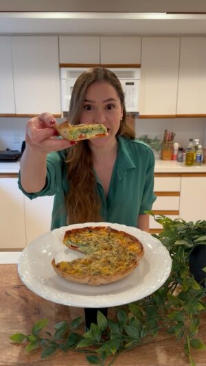 Carolina Mestrovic Instagram - TORTILLA FÁCIL! 🥬
Preparación en 5 min! 😃
🌱1 tortilla integral
🌱tomate
🌱1 puñado de espinaca
🌱2 huevos
🌱1 puñado de queso mozzarella
🌱1 puñado de queso parmesano
🌱sal
🌱pimienta
🌱tomillo
Horno 180g x 15 min.👌🏻
Con cariño!..❤️✨
Caro.
Si te gustó dale like y comparte la receta!🥰
#tortilla #simpleysaludable #verduras #recipe #healthy #receta #spinach