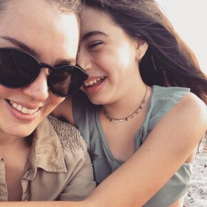 Carolina Mestrovic Instagram - Que tu sonrisa de ángel no se canse de bordar mariposas en tu cara…
Que tu inocencia de seda envuelva por siempre tu esencia…
Que tus ojitos profundos nunca dejen de asombrarse por la magia del mundo…
Que tus labios de rosa siempre aniden la palabra perfecta…
Que tus manitos de princesa tejan mil cien historias de terciopelo…
Que tus sueños de oro tengan alas tan grandes que ninguna tormenta les pueda robar el vuelo…
Que tus pies tornasolados guarden siempre la intuición para guiarte con pasos firmes por los caminos indicados…
Que cada noche las estrellas bajen del cielo y se arropen en tu cama…
Que la luna sabia te tenga como aliada y alumbre tu norte en las noches más extrañas…
Que le enseñes al tiempo que en vez de correr las horas son más bellas bailadas…
Que tu amor brillante sea el arma más fuerte en cualquier batalla…
Y que la niña que eres hoy se aferre a tu alma y atesore tu verdad en un cofrecito de plata…
..Con amor infinito..
Mamá.
FELIZ CUMPLEAÑOS MI VIDA❤️.
