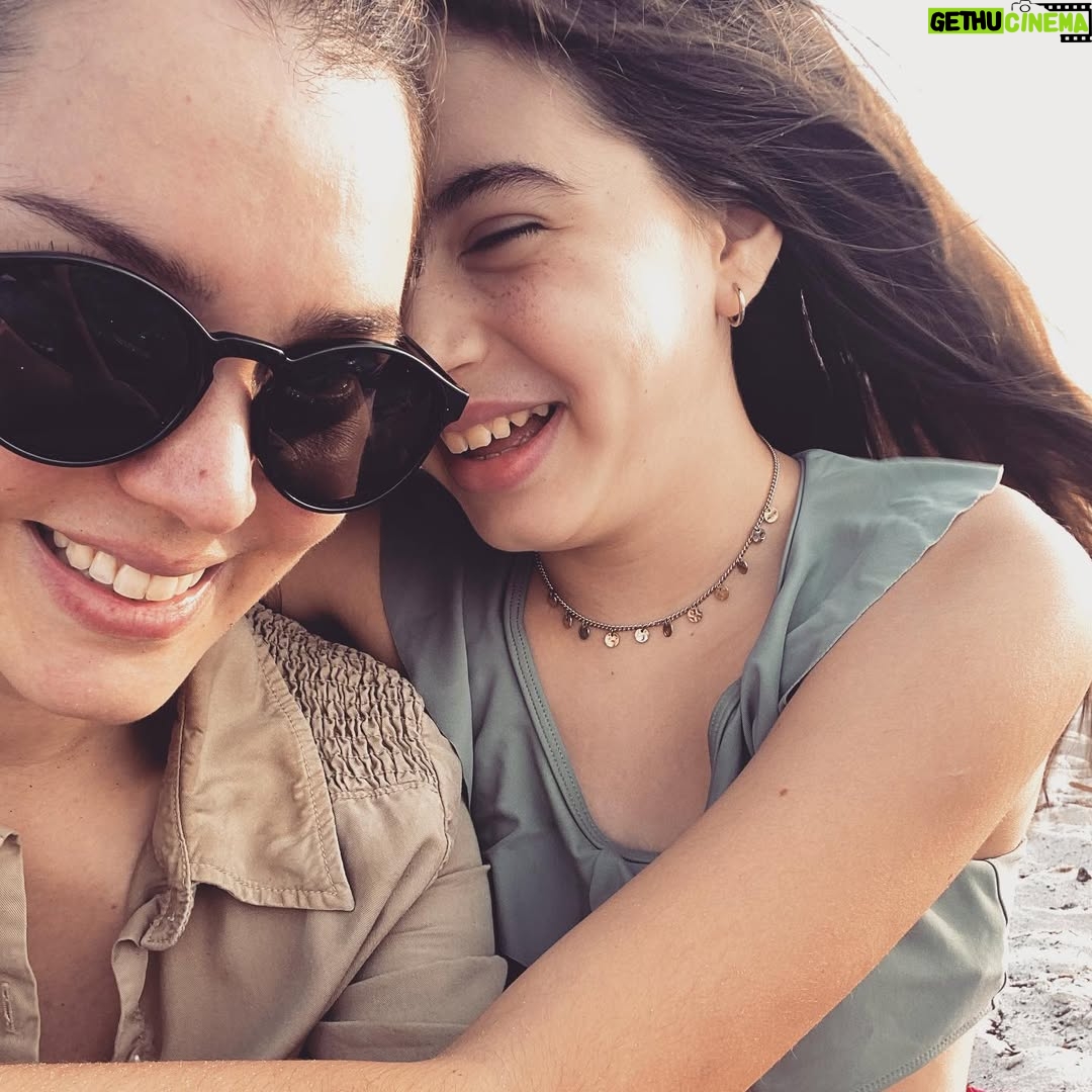 Carolina Mestrovic - 22.8K Likes - Que tu sonrisa de ángel no se canse de bordar mariposas en tu cara… 
Que tu inocencia de seda envuelva por siempre tu esencia…
Que tus ojitos profundos nunca dejen de asombrarse por la magia del mundo…
Que tus labios de rosa siempre aniden la palabra perfecta…
Que tus manitos de princesa tejan mil cien historias de terciopelo…
Que tus sueños de oro tengan alas tan grandes que ninguna tormenta les pueda robar el vuelo…
Que tus pies tornasolados guarden siempre la intuición para guiarte con pasos firmes por los caminos indicados…
Que cada noche las estrellas bajen del cielo y se arropen en tu cama…
Que la luna sabia te tenga como aliada y alumbre tu norte en las noches más extrañas…
Que le enseñes al tiempo que en vez de correr las horas son más bellas bailadas…
Que tu amor brillante sea el arma más fuerte en cualquier batalla…
Y que la niña que eres hoy se aferre a tu alma y atesore tu verdad en un cofrecito de plata…

..Con amor infinito.. 
Mamá.

FELIZ CUMPLEAÑOS MI VIDA❤️.