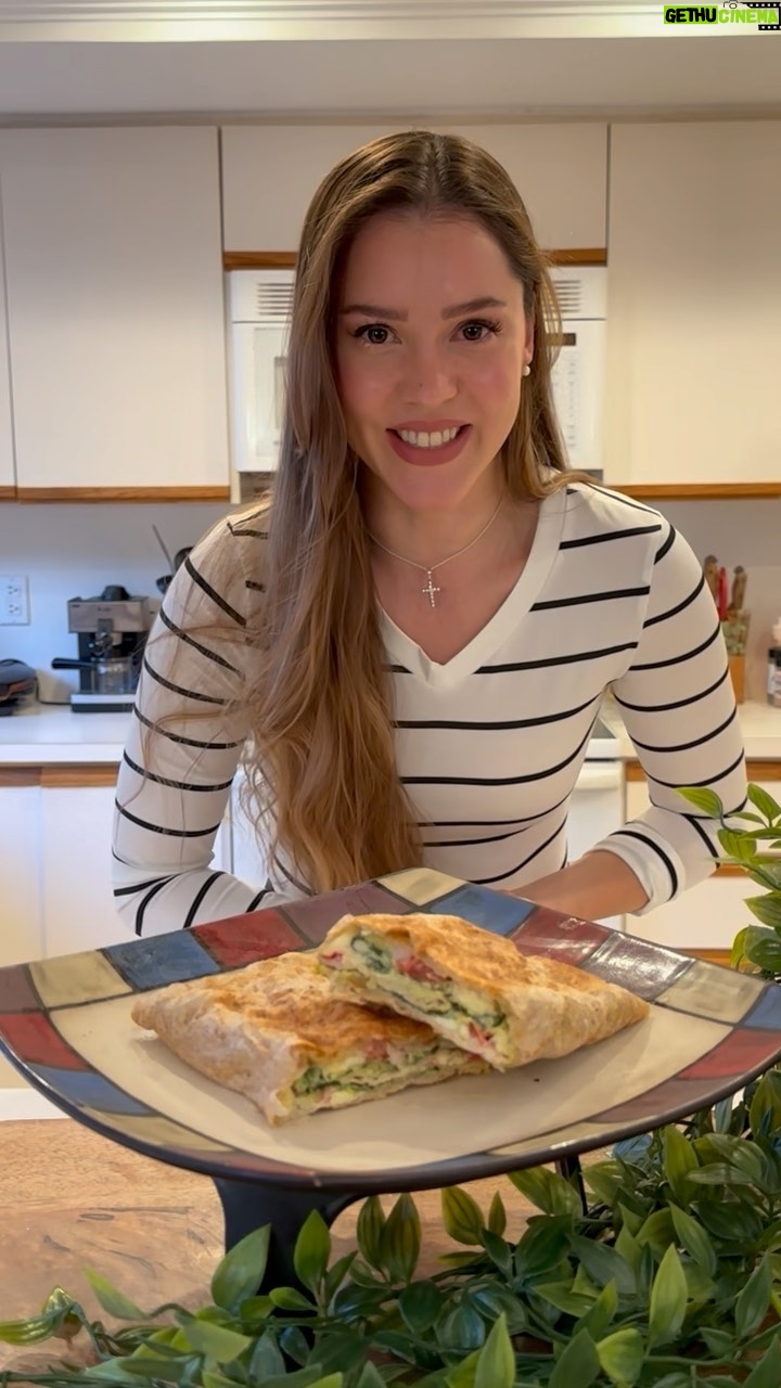 Carolina Mestrovic - 5.9K Likes - WRAP DE HUEVO! 

🥚1 cucharada de mantequilla 
🥚1 puñado de espinacas
🥚tomate en cubitos
🥚2 huevos revueltos
🥚trocitos de queso feta 
🥚queso mozzarella rallado
🥚pimienta 
🥚sal
🥚tortilla integral
🥚pesto

Con cariño!…❤️✨
Caro.

Si te gustó dale like y comparte la receta!🥰

#wrap #huevo #spinach  #consaborycorazon 
#simpleysaludable  #recipe #healthy #egg