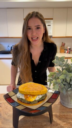 Carolina Mestrovic Instagram - PAN DE ZANAHORIA!🥕
🔸1 zanahoria rallada
🔸2 huevos
🔸50g de harina de almendras
🔸paprika
🔸tomillo
🔸una pizca de polvo de hornear
🔸sal
Con cariño!…❤️✨
Caro.
Si te gustó dale like y comparte la receta!🥰
#receta #zanahoria #pan #simpleysaludable #recipe #healthy #carrot #bread #lowcarb