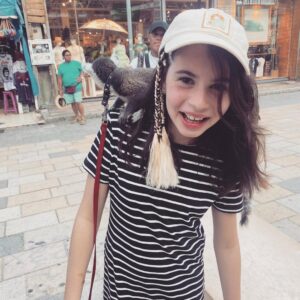 Carolina Mestrovic Instagram - Que tu sonrisa de ángel no se canse de bordar mariposas en tu cara…
Que tu inocencia de seda envuelva por siempre tu esencia…
Que tus ojitos profundos nunca dejen de asombrarse por la magia del mundo…
Que tus labios de rosa siempre aniden la palabra perfecta…
Que tus manitos de princesa tejan mil cien historias de terciopelo…
Que tus sueños de oro tengan alas tan grandes que ninguna tormenta les pueda robar el vuelo…
Que tus pies tornasolados guarden siempre la intuición para guiarte con pasos firmes por los caminos indicados…
Que cada noche las estrellas bajen del cielo y se arropen en tu cama…
Que la luna sabia te tenga como aliada y alumbre tu norte en las noches más extrañas…
Que le enseñes al tiempo que en vez de correr las horas son más bellas bailadas…
Que tu amor brillante sea el arma más fuerte en cualquier batalla…
Y que la niña que eres hoy se aferre a tu alma y atesore tu verdad en un cofrecito de plata…
..Con amor infinito..
Mamá.
FELIZ CUMPLEAÑOS MI VIDA❤️.