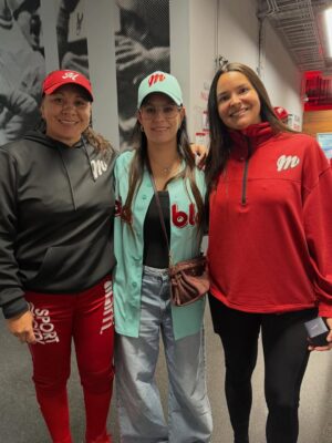 Carolina Padrón Instagram - Ayer fue el día inaugural del softball femenino. @charrossoftbol ante @diablosrojosfem. Ganaron las campeonas. Y mi corazón se llenó de orgullo al ver a mi hermana @andrepadron trabajando en lo suyo, en ayudar a las atletas y a las personas, siempre sumando. Felicidades hermana y éxito en esta campaña con Diablos. Te amo y te estaremos apoyado siempre.
Felicidades @nissefa por el campeonato! Eres un orgullo para 🇻🇪
Gracias @emiliolpzm por tus atenciones de siempre. Volvemos pronto @diablosrojosmx
PD: vayan al estadio, es muy familiar y divertido!