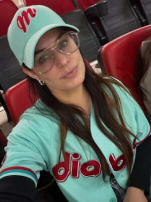 Carolina Padrón Instagram - Ayer fue el día inaugural del softball femenino. @charrossoftbol ante @diablosrojosfem. Ganaron las campeonas. Y mi corazón se llenó de orgullo al ver a mi hermana @andrepadron trabajando en lo suyo, en ayudar a las atletas y a las personas, siempre sumando. Felicidades hermana y éxito en esta campaña con Diablos. Te amo y te estaremos apoyado siempre.
Felicidades @nissefa por el campeonato! Eres un orgullo para 🇻🇪
Gracias @emiliolpzm por tus atenciones de siempre. Volvemos pronto @diablosrojosmx
PD: vayan al estadio, es muy familiar y divertido!