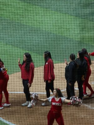 Carolina Padrón Instagram - Ayer fue el día inaugural del softball femenino. @charrossoftbol ante @diablosrojosfem. Ganaron las campeonas. Y mi corazón se llenó de orgullo al ver a mi hermana @andrepadron trabajando en lo suyo, en ayudar a las atletas y a las personas, siempre sumando. Felicidades hermana y éxito en esta campaña con Diablos. Te amo y te estaremos apoyado siempre.
Felicidades @nissefa por el campeonato! Eres un orgullo para 🇻🇪
Gracias @emiliolpzm por tus atenciones de siempre. Volvemos pronto @diablosrojosmx
PD: vayan al estadio, es muy familiar y divertido!