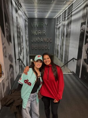 Carolina Padrón Instagram - Ayer fue el día inaugural del softball femenino. @charrossoftbol ante @diablosrojosfem. Ganaron las campeonas. Y mi corazón se llenó de orgullo al ver a mi hermana @andrepadron trabajando en lo suyo, en ayudar a las atletas y a las personas, siempre sumando. Felicidades hermana y éxito en esta campaña con Diablos. Te amo y te estaremos apoyado siempre.
Felicidades @nissefa por el campeonato! Eres un orgullo para 🇻🇪
Gracias @emiliolpzm por tus atenciones de siempre. Volvemos pronto @diablosrojosmx
PD: vayan al estadio, es muy familiar y divertido!