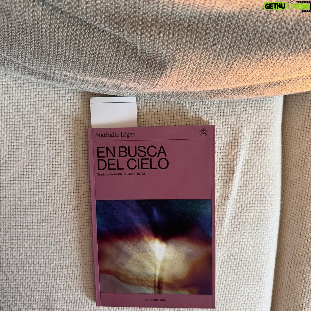 Carolina Yuste - 22.8K Likes - Algunos de antes
de allí lejos atrás 
  otros
de ahora o después 

Palabra-arma o Palabra-consuelo
ahí
donde todo es brillo✨