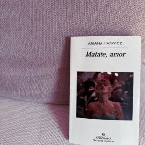 Carolina Yuste Instagram - Algunos de antes
de allí lejos atrás 
  otros
de ahora o después 

Palabra-arma o Palabra-consuelo
ahí
donde todo es brillo✨