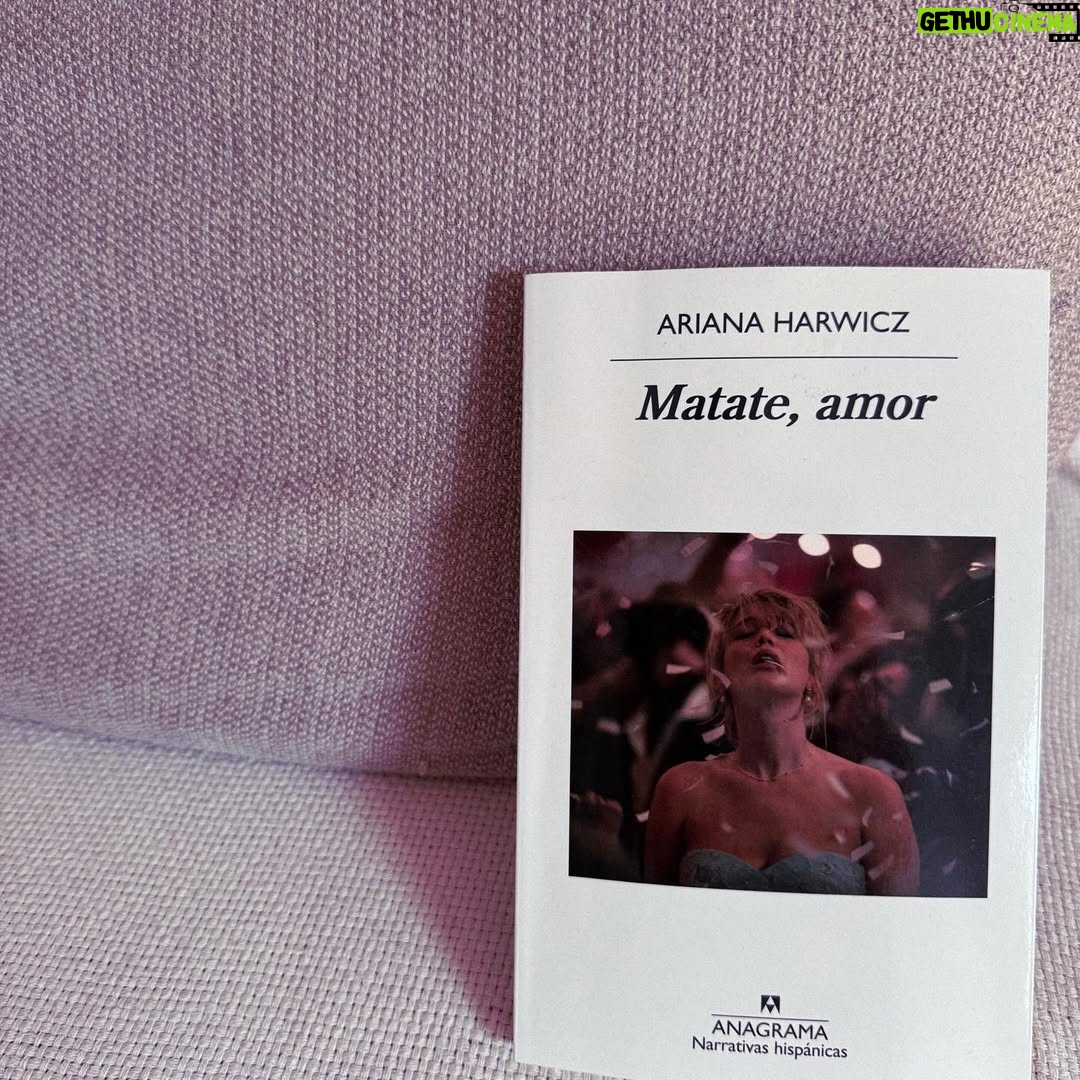 Carolina Yuste - 22.8K Likes - Algunos de antes
de allí lejos atrás 
  otros
de ahora o después 

Palabra-arma o Palabra-consuelo
ahí
donde todo es brillo✨
