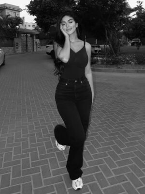 Caroline Azmy Instagram - 🤍🖤