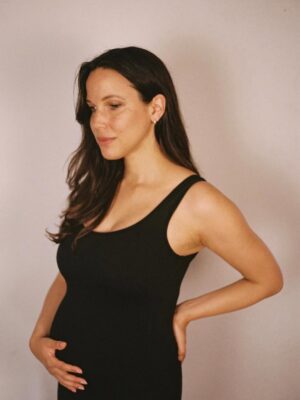 Caroline Ford Instagram - It’s been a pretty big year over here. ❤️

📷 Bump caught on film by @freddycarter1