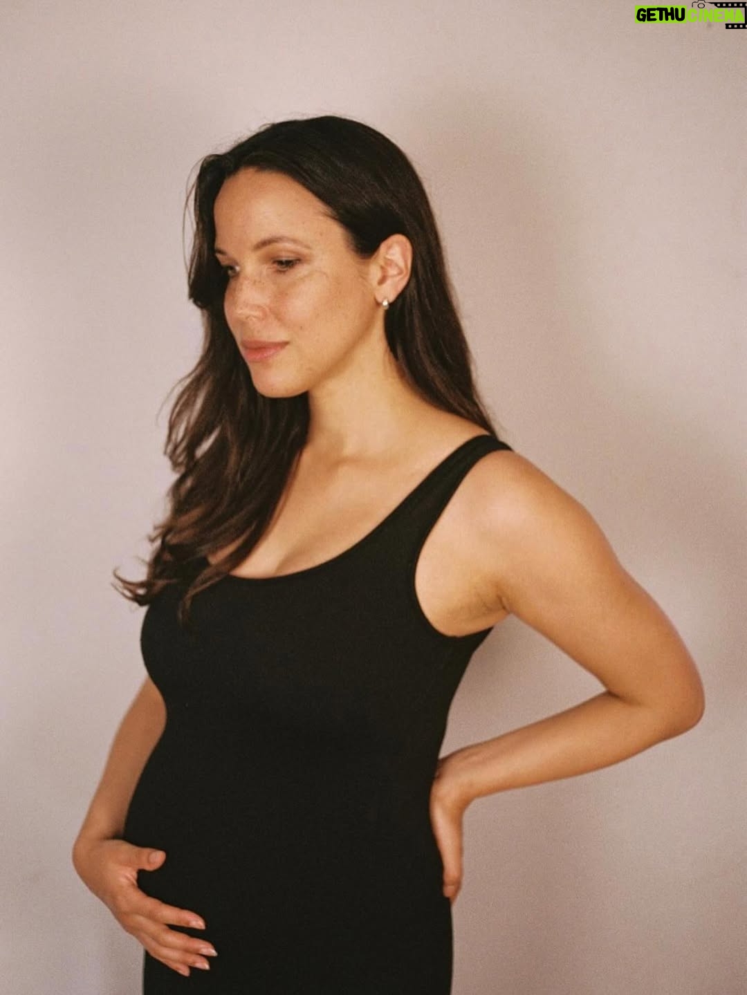 Caroline Ford - 12.7K Likes - It’s been a pretty big year over here. ❤️

📷 Bump caught on film by @freddycarter1