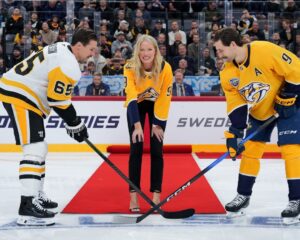 Caroline Winberg Instagram - Swedish model and huge hockey fan @carolinewinberg kicked off #NHLGlobalSeries with the ceremonial puck drop! 👏
🇺🇸: NHL Network
🇨🇦: @sportsnet or stream on Sportsnet