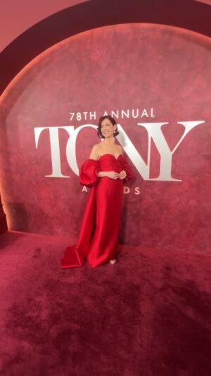 Carrie Preston Instagram - @elsbethcbs star @carriepreston takes on @thetonyawards #redcarpet! #awardshow #broadway #tvshow