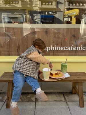 Cassandre Lapierre Instagram - kids outfit inspo 🙊🤎 la dernière avec le sac pardoooon mais 🥹

kids outfit, kifs ootd, look enfant