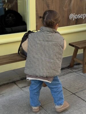 Cassandre Lapierre Instagram - kids outfit inspo 🙊🤎 la dernière avec le sac pardoooon mais 🥹

kids outfit, kifs ootd, look enfant