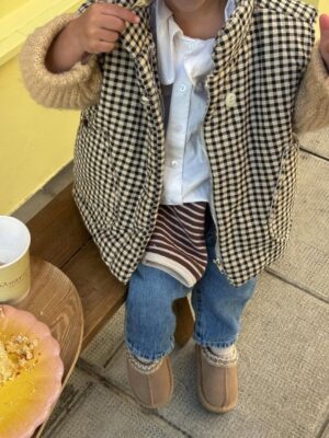 Cassandre Lapierre Instagram - kids outfit inspo 🙊🤎 la dernière avec le sac pardoooon mais 🥹

kids outfit, kifs ootd, look enfant