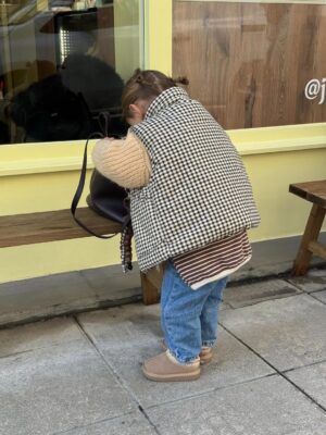 Cassandre Lapierre Instagram - kids outfit inspo 🙊🤎 la dernière avec le sac pardoooon mais 🥹

kids outfit, kifs ootd, look enfant