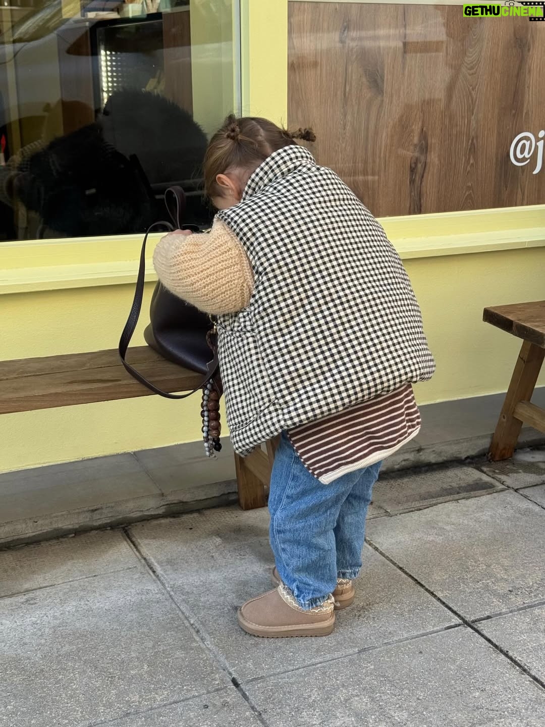 Cassandre Lapierre - 1.7K Likes - kids outfit inspo 🙊🤎 la dernière avec le sac pardoooon mais 🥹

kids outfit, kifs ootd, look enfant