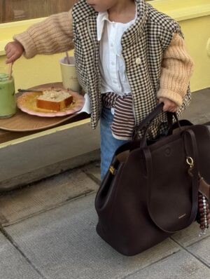 Cassandre Lapierre Instagram - kids outfit inspo 🙊🤎 la dernière avec le sac pardoooon mais 🥹

kids outfit, kifs ootd, look enfant