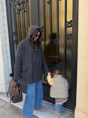 Cassandre Lapierre Instagram - Wednesday vibe ✌🏻🍵 ❄️ 

kids outfit, mother and daughter outfits, matchy