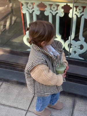 Cassandre Lapierre Instagram - Wednesday vibe ✌🏻🍵 ❄️ 

kids outfit, mother and daughter outfits, matchy