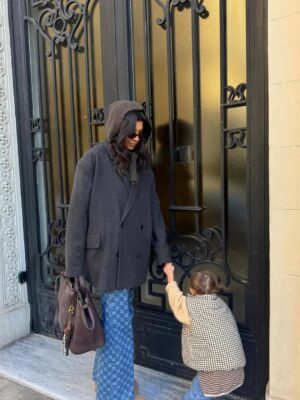 Cassandre Lapierre Instagram - Wednesday vibe ✌🏻🍵 ❄️ 

kids outfit, mother and daughter outfits, matchy