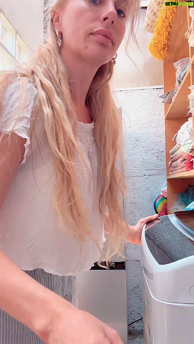 Catalina Palacios - 2K Likes - Como recién cambiada! Y como amo lavar y mantener limpia la ropa de cama, mantas, cojines, alfombras, ropa de vestir!
Estoy en face lavado intensoooo!!! Jajajaja y no no me quejo 😜 fan de lavar 🥰 bueno muchas cosas se ensuciaron en el cambio, se llenaron de polvo y tierra ya que me cambié en un carro de arrastre con todo expuesto, así que estoy en mi salsa 🌟🤓
Lavar, colgar y guardar me relaja ☺️
A alguien más? 💕