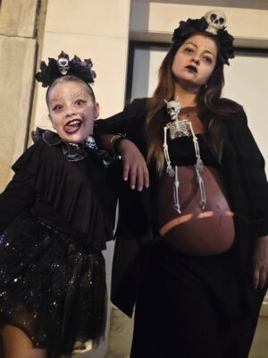 Catarina Siqueira Instagram - Fui curtir o Halloween com uma amiga um bocadinho mais baixinha que eu. Amo-a. A aproveitar os últimos dias de filha única que a próxima abóborinha está a chegar 🎃🤎

#halloween #becausethatsjustthewayitis #siguremaspiquenas