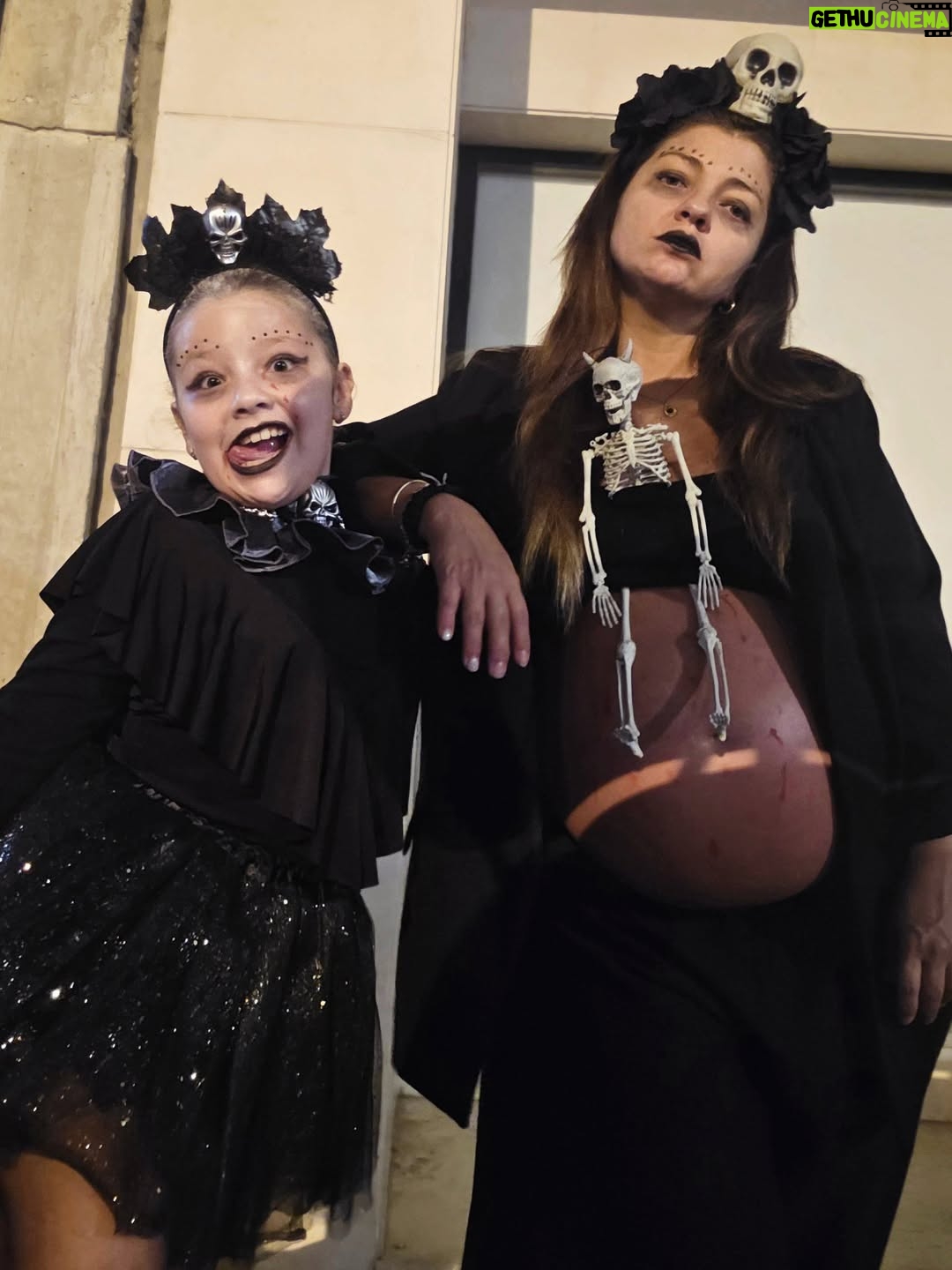 Catarina Siqueira - 2.9K Likes - Fui curtir o Halloween com uma amiga um bocadinho mais baixinha que eu. Amo-a. A aproveitar os últimos dias de filha única que a próxima abóborinha está a chegar 🎃🤎

#halloween #becausethatsjustthewayitis #siguremaspiquenas