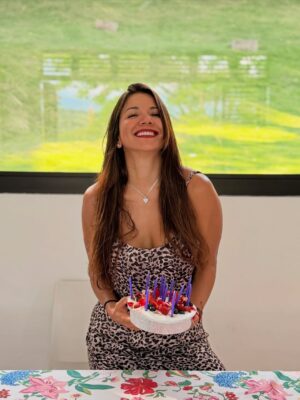 Caterin Escobar Instagram - Hoy empiezo un año más de vida y solo me puedo sentir muy afortunada de tener tanto amor. 
Un feliz cumpleaños  para mi 🥳💃🏻
Gracias Vida. Gracias Dios por tanto 🙏🏼