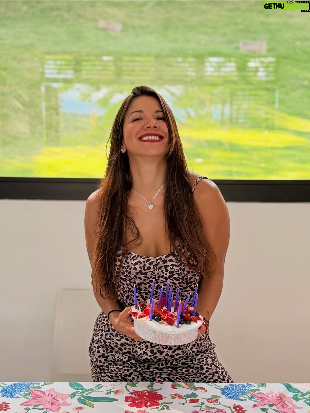 Caterin Escobar - 198.4K Likes - Hoy empiezo un año más de vida y solo me puedo sentir muy afortunada de tener tanto amor. 
Un feliz cumpleaños  para mi 🥳💃🏻
Gracias Vida. Gracias Dios por tanto 🙏🏼