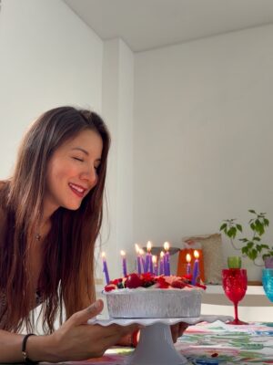 Caterin Escobar Instagram - Hoy empiezo un año más de vida y solo me puedo sentir muy afortunada de tener tanto amor. 
Un feliz cumpleaños  para mi 🥳💃🏻
Gracias Vida. Gracias Dios por tanto 🙏🏼
