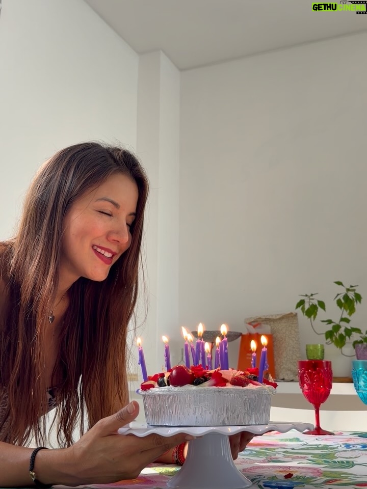 Caterin Escobar - 198.4K Likes - Hoy empiezo un año más de vida y solo me puedo sentir muy afortunada de tener tanto amor. 
Un feliz cumpleaños  para mi 🥳💃🏻
Gracias Vida. Gracias Dios por tanto 🙏🏼